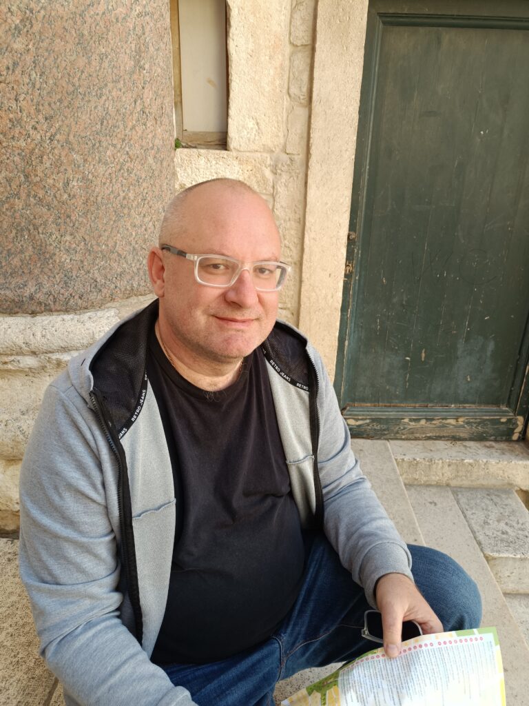 Foto Petra Gašparíka z obálky Satelit (Zem psov)